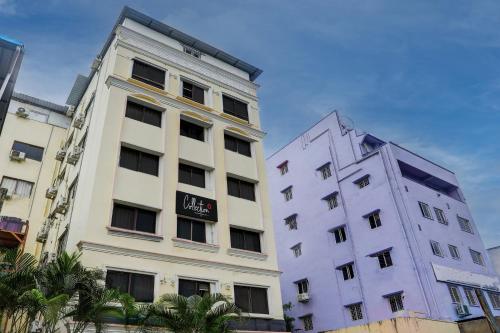 un grand bâtiment blanc à côté d'un bâtiment plus court dans l'établissement Super Capital O Hotel Vaishnavi, à Secunderābād