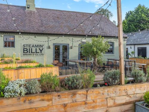 un edificio con un jardín delante de él en Oak - Uk45519, en Humberstone