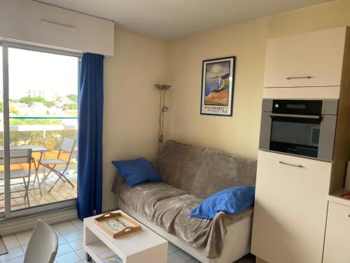 d'un salon avec un canapé et un balcon. dans l'établissement Studio Cabine - Centre Ville, Proche Plage et Casino, Parking Sécurisé, Balcon et Équipements Complets - FR-1-319-495, à Arcachon
