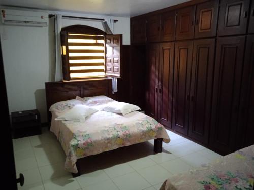 Cama o camas de una habitación en Casa Praia do Flamengo com Piscina, 4 Quartos sendo 3 Suítes, 40m da Praia