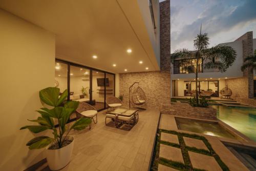 - un salon avec une piscine et une maison dans l'établissement Villas Oazis, à Monterrico