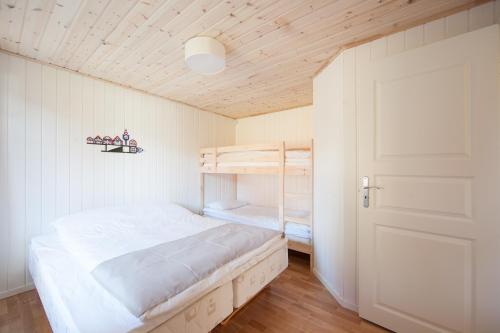 ein Schlafzimmer mit einem Etagenbett und einer Tür in der Unterkunft Pervalkos vetrunges in Neringa