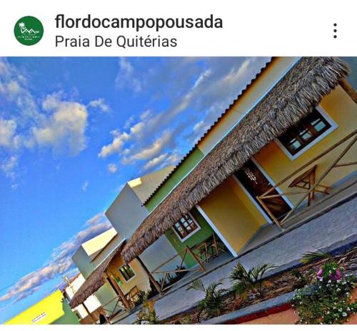 una casa con techo de paja encima en Pousada Flor do Campo, en Icapuí