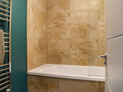 łazienka z prysznicem i wanną w obiekcie Apartment Two - Uk45353 w mieście Southport