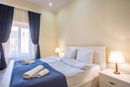 Un dormitorio con una cama con toallas. en Old Town-Booking Apartment, en Tiflis