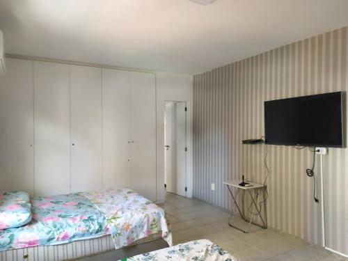 um quarto com uma cama e uma televisão de ecrã plano em Ap. Cobertura Duplex Próx. Praia no Recife