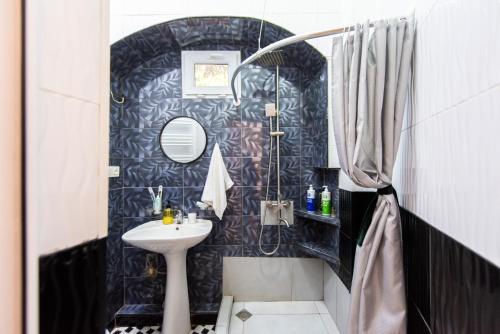 bagno con lavandino e specchio di Old Town-Booking Apartment a Tbilisi City