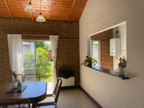 a kitchen and dining room with a table and chairs at CASA FAUSTINA TRANQUILIDAD y CONFORT EN CHASCOMUS in Chascomús
