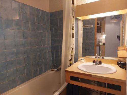 une salle de bain avec un lavabo et une baignoire dans l'établissement Studio 4 pers proche pistes avec balcon et vue Mont Blanc - FR-1-411-906, à Landry