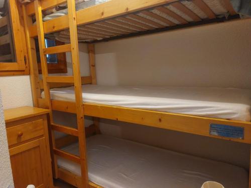 - un lit superposé en bois avec des draps blancs dans l'établissement Studio 4 pers proche pistes avec balcon et vue Mont Blanc - FR-1-411-906, à Landry