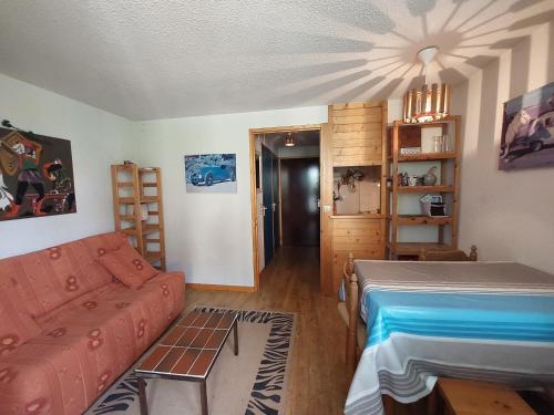un salon avec un canapé et un lit dans l'établissement Studio 4 pers proche pistes avec balcon et vue Mont Blanc - FR-1-411-906, à Landry