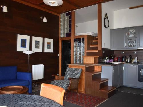 une cuisine avec un canapé bleu et un fauteuil bleu dans l'établissement Studio Art Déco avec Parking à Font-Romeu - FR-1-580-98, à Font-Romeu-Odeillo-Via