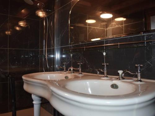 une salle de bain avec un lavabo blanc et un miroir dans l'établissement Studio Art Déco avec Parking à Font-Romeu - FR-1-580-98, à Font-Romeu-Odeillo-Via