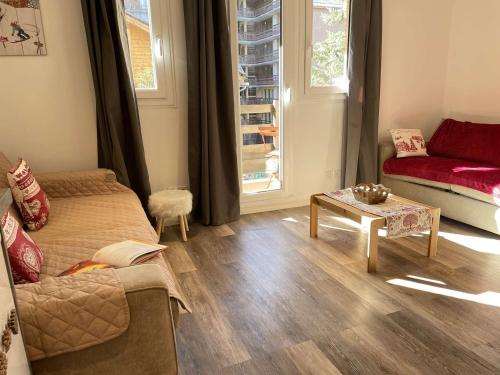 Sala de estar con cama, sofá y mesa en Appartement Risoul, 1 pièce, 5 personnes - FR-1-330-568, en Risoul