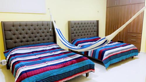 Ένα ή περισσότερα κρεβάτια σε δωμάτιο στο Chicxulub Puerto Beach Penthouse
