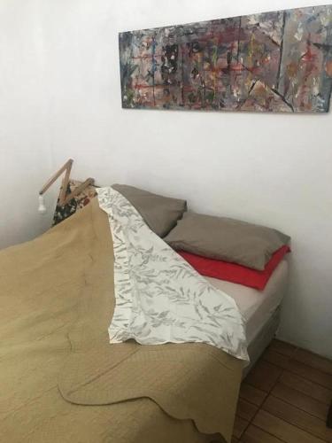 Bett in einem Zimmer mit Wandgemälde in der Unterkunft Lejos de Casa II 