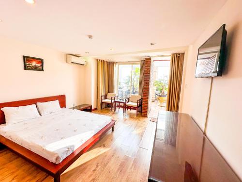 a hotel room with a bed and a television at Khách Sạn Nam Anh in Can Tho