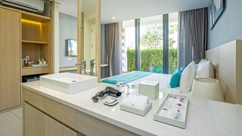 uma casa de banho com um lavatório e uma bancada com um lavatório em Lovely Room Oceanami Resort em Long Hai