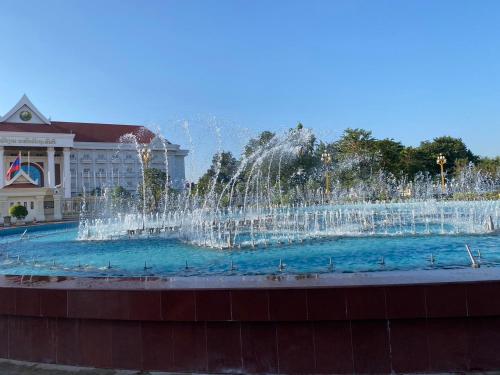 una fuente de agua frente a un edificio en Mixay Paradise Hotel en Vientián