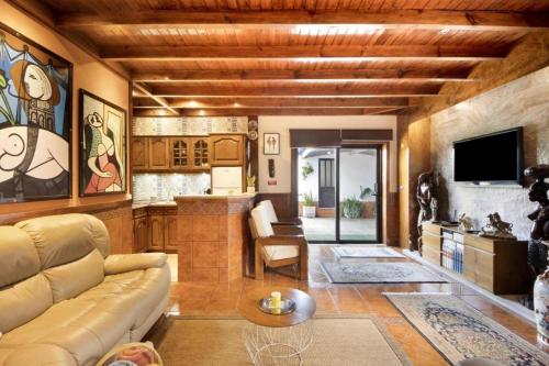 Χώρος καθιστικού στο Private Pool Villa 20min By Oporto