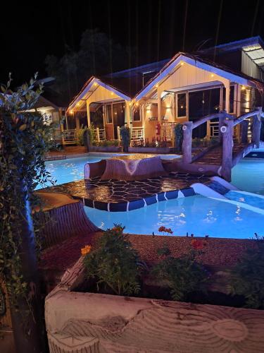 ein Resort mit Pool in der Nacht in der Unterkunft TAMARA GUEST HOUSE in Tioman Island