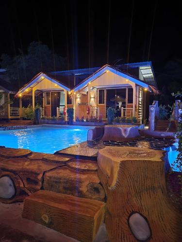 ein Haus mit Pool in der Nacht in der Unterkunft TAMARA GUEST HOUSE in Tioman Island