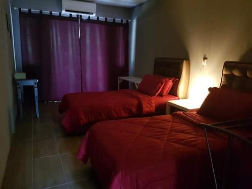 ein Hotelzimmer mit 2 Betten und einem Fenster in der Unterkunft TAMARA GUEST HOUSE in Tioman Island