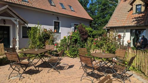 un patio con mesas y sillas frente a una casa en Haus Sturmfried en Insel Poel