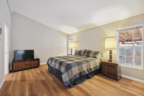 Newly Renovated Retreat on 6 Acres, Discover Murphys Lodge with Scenic Views!にあるベッド