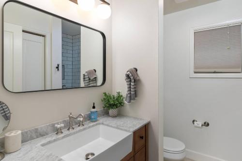 特柳賴德的住宿－The Outlaw，白色的浴室设有水槽和镜子