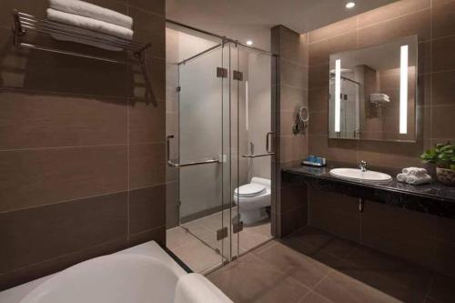ダナンにあるAltara Luxury Seaview in Four Point by Sheraton- 15 Floor 2 Bedroomのバスルーム(シャワー、トイレ、シンク付)