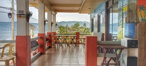 um restaurante com mesas e cadeiras e vista para o oceano em Vista Aurora em Baler