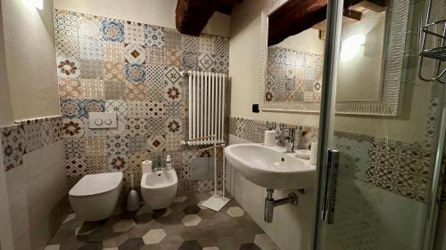 ein Bad mit einem WC und einem Waschbecken in der Unterkunft Marta’s House in Lucca