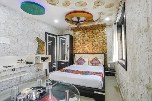 ein Schlafzimmer mit einem Bett und einem Waschbecken in einem Zimmer in der Unterkunft FabExpress Greenland Classic in Bhubaneshwar