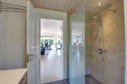 ein Bad mit einer Dusche und einer Glastür in der Unterkunft Holiday Home In Quiet Neighborhood in Hals
