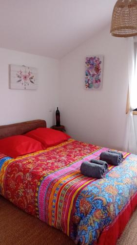 une chambre avec un lit avec deux serviettes bleues dessus dans l'établissement Maison au calme nature et plage La Cabane du Marais, à Saint-André-de-Seignanx