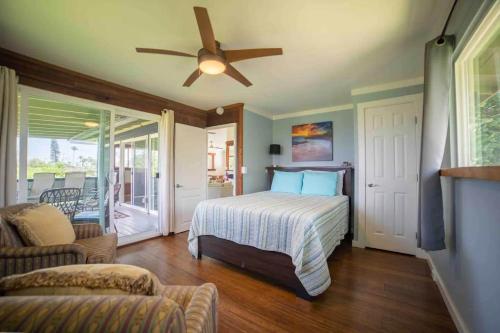 Un dormitorio con una cama y un ventilador de techo. en Pau Hana Paradise, en Hana