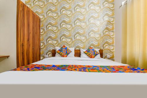 1 dormitorio con 1 cama con pared estampada en FabHotel Grand Lotus, en Jaipur