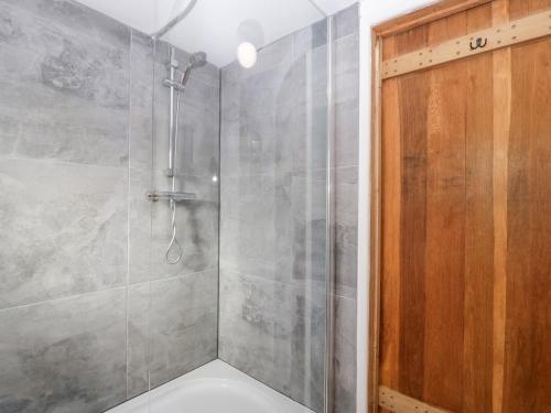 ein Badezimmer mit Dusche und Toilette in der Unterkunft Mistletoe Cottage in Usk
