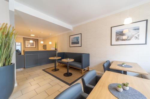 a restaurant with tables and chairs and a waiting room at Comfort Hotel tom Kyle in Kiel