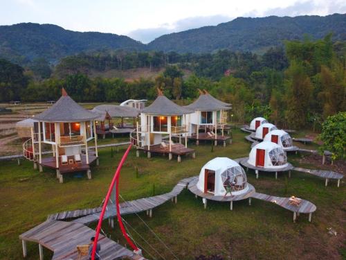 Ban Huai Ti的住宿－Vieng Sava，一组帐篷在野外的空中景观