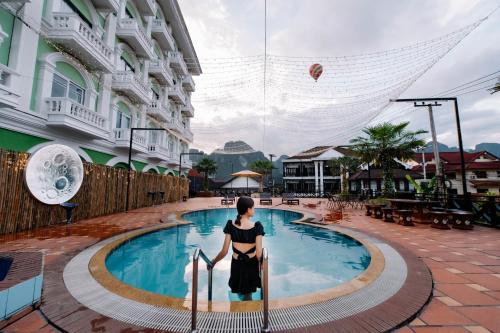 Bazén v ubytování Lisha Roungnakhone Hotel nebo v jeho okolí