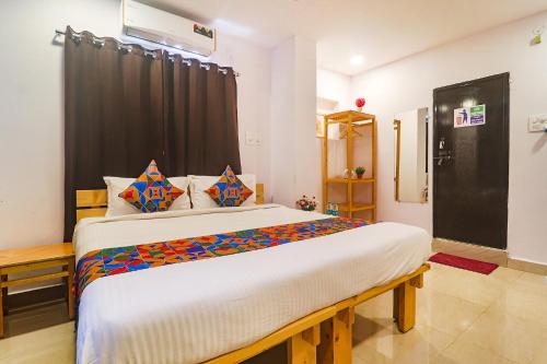 KondapurにあるFabHotel The Green Leafのベッドルーム1室(大型ベッド1台付)