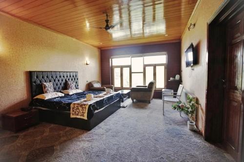 una camera con letto e un soggiorno di The GoodFind Residency a Srinagar