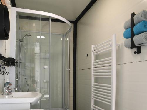 ein Bad mit einer Dusche und einem Waschbecken in der Unterkunft Beautiful tiny house in the Waldviertel in Vitis