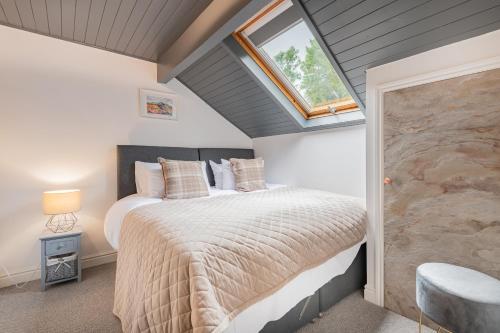 1 dormitorio con 1 cama grande y ventana en The Waterfall Retreat, en Penrith