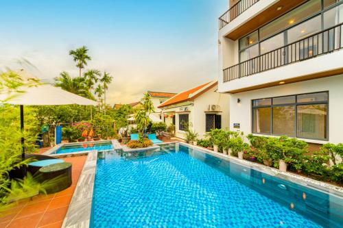 uma imagem de uma piscina numa villa em HA Gateway Inn Hoian Pool Villa em Hoi An