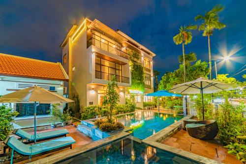 een afbeelding van een huis met een zwembad bij HA Gateway Inn Hoian Pool Villa in Hội An