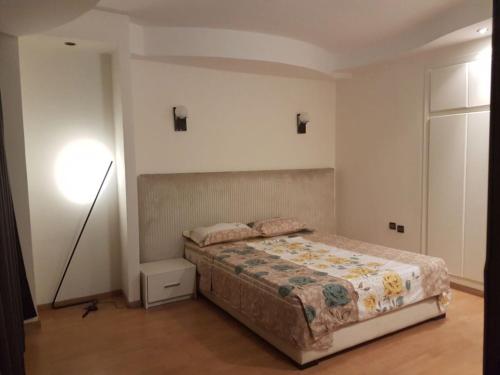- une chambre avec un lit et une lampe dans l'établissement Stylish Property Perfect for Business & Leisure Trips, à Casablanca