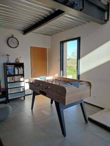 - un billard dans le salon doté d'une horloge dans l'établissement Les Terrasses du Phenix, à Saint Alban Auriolles